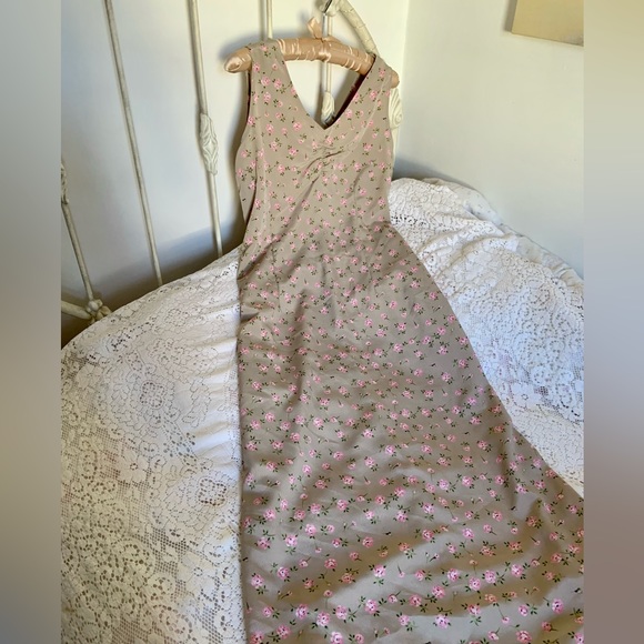 Northern reflections beige/gray pink floral maxi dress - Picture 2 of 7